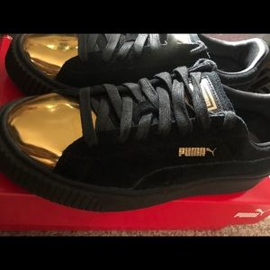 Suede gold & black Puma platform shoe